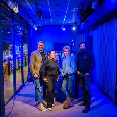 Afl. 23 – Actrice Johanna ter Steege & zangeres/componiste/tekstschrijfster Esther Groenenberg