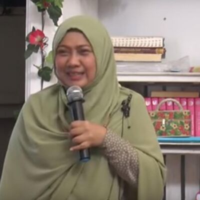 dr. Aisyah Dahlan, CHt II KOMUNIKASI EFEKTIF DALAM KELUARGA II Kajian Parenting