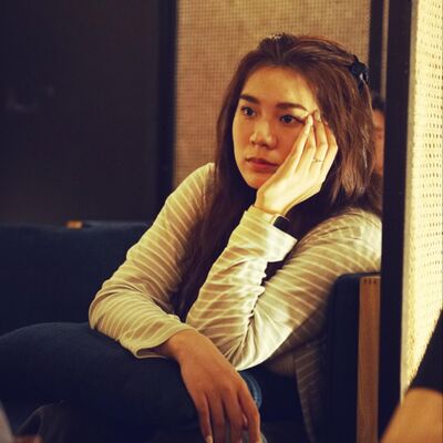 如何離開一段不健康的感情，兩名女子的鏡面對談