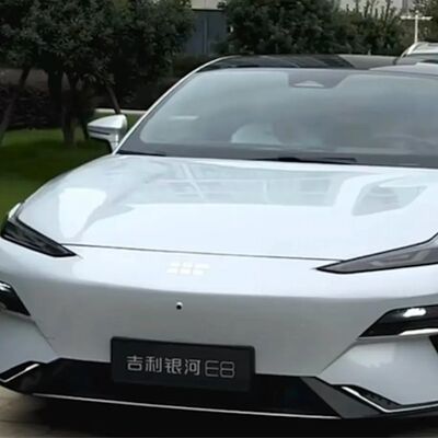 45寸8K大屏超亮眼！吉利银河E8实车曝光：科技感超越比亚迪汉