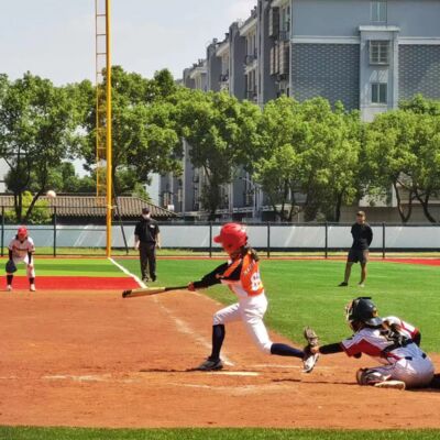 G0. 【实况解说】响彻女子棒球场的最“聒噪”的男人声音，是不容错过的激情解说