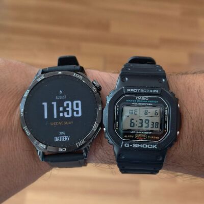 Galaxy A56 y Casio G-Shock WD5600 UE