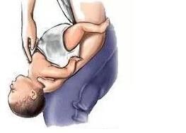 孩子被鱼刺卡啦，用这一招救了无数的孩子