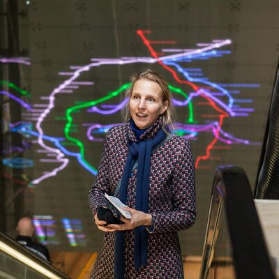 'De 52' podcast #5: Met Marjan Laaper over haar Ramses Shaffy-kunstwerk in station Vijzelgracht