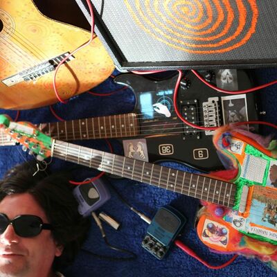 Right Brain Music Podcast - Episode 16: A Guitar Otherworld in the English Countryside