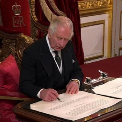 SE7: Ep1. God Save the King: addio Elisabetta II