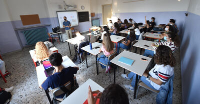 Covid. 1.175 scuole con almeno un caso. L'80 per cento sono studenti. Un terzo alle superiori 