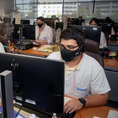 Nekatu egin gara. Positibo bati kontaktuengatik galdetzen diogunean, egia-erdixka jasotzen dugu