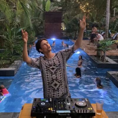 Stuck In Paradise S01E01