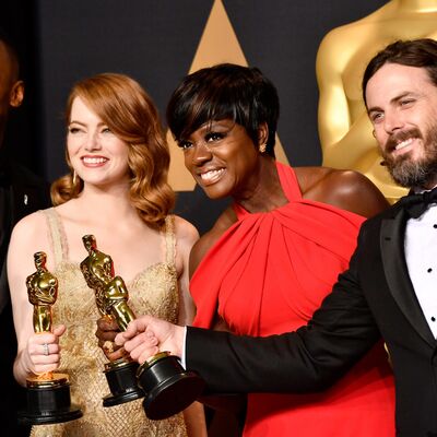 Faking a Trend on Twitter; Women, Oscars and the Bechdel Test; Dinosaurs