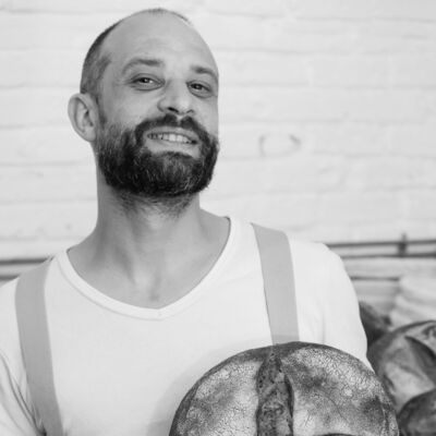 Dans les coulisses d'une boulangerie créative et saine, avec Anthony de Sain