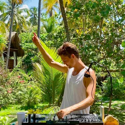 Stuck In Paradise S01E02