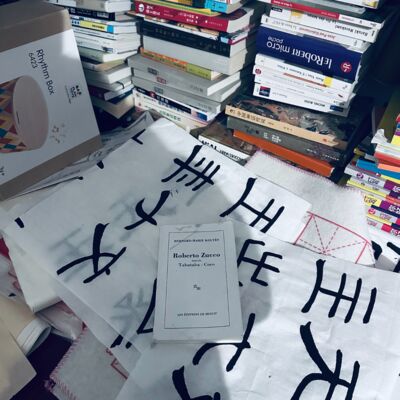 他正好拿起这本法国剧作，并用蹩脚的英文自然拼读起来