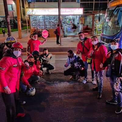 “No solo la covid mata gente, los huecos asesinos también”: colectivo de motociclistas que tapan huecos en Bogotá