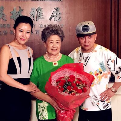 艺术家陶玉玲授予五指山“溪林雅居”绿色公益形象大使