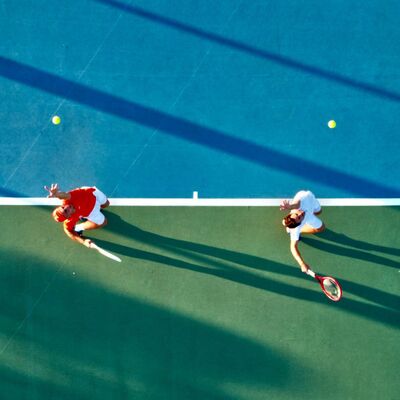 Thumbs up in de speeltuin van de Davis Cup