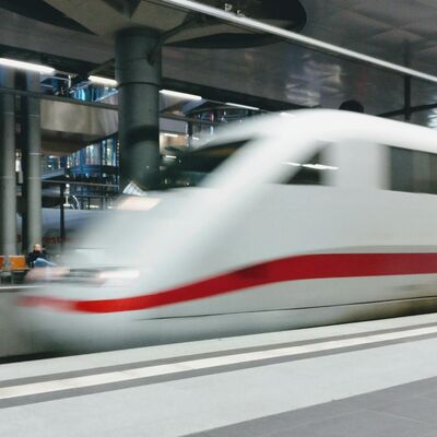 I treni non arrivano in ritardo, insieme a Daniele.