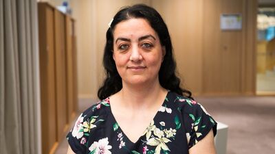 Shala jobbar som undersköterska i rullstol