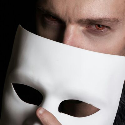 Fare buon viso a cattivo gioco.