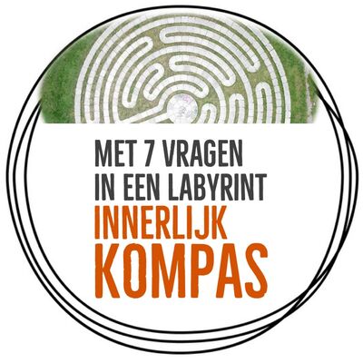 A lopend met 7 vragen in een labyrint