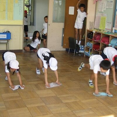 Tiza en los zapatos 036: ¿Por qué limpian los estudiantes japoneses el colegio?