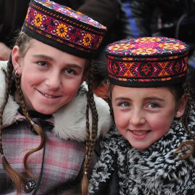 他说：能不能请你告诉大家，维吾尔族人很善良，我们也恨恐怖分子