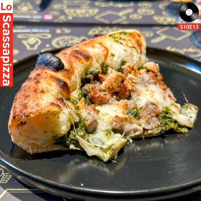 Sfruttare il corpo femminile per comunicare la pizza: siamo ancora a questo?