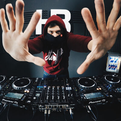 Co teď dělají DJs? Kdy otevřou kluby? Užijeme si letos letní festivaly?